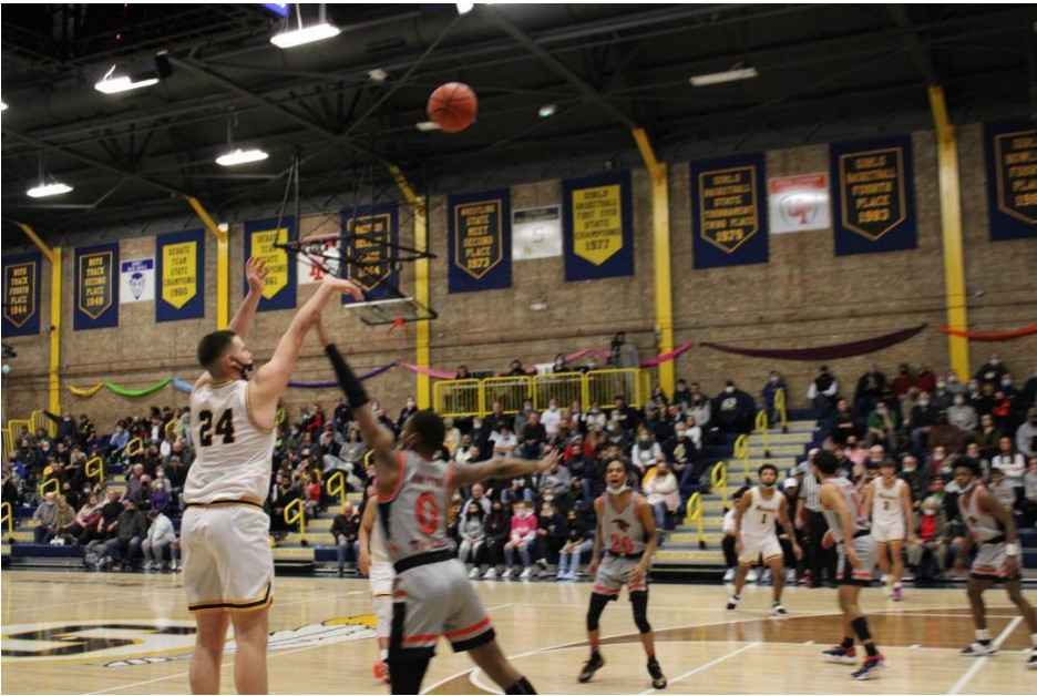 Golden Warriors playing Basketball